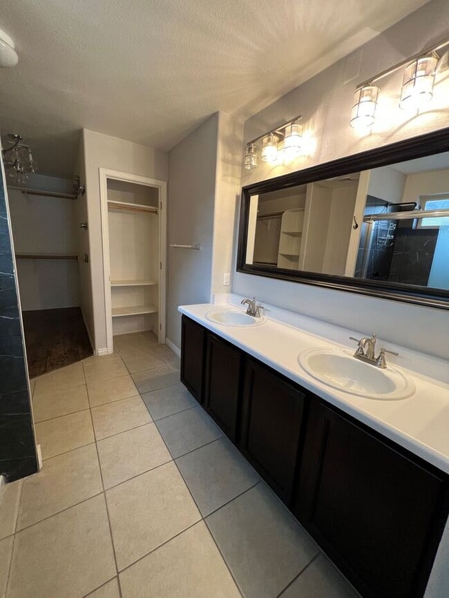 Building Photo - HOUSE FOR RENT