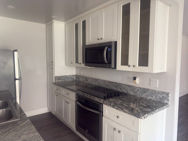 Building Photo - 8545 Villa La Jolla Dr