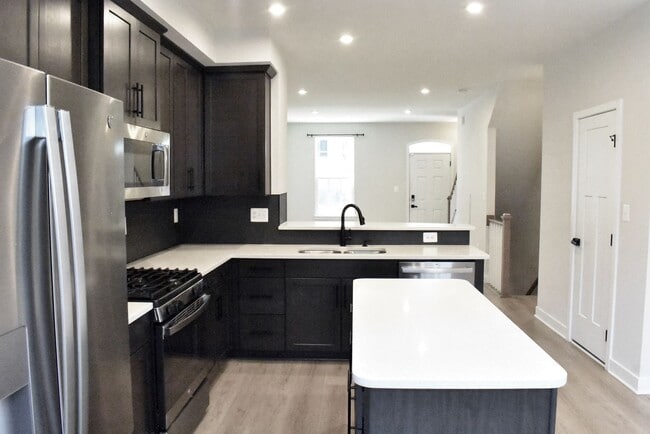 Building Photo - Fantastic Fredericksburg Townhome!