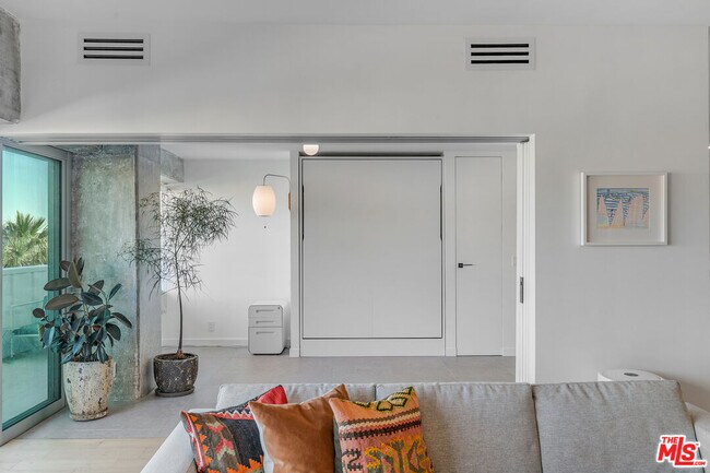 Building Photo - 7135 Hollywood Blvd