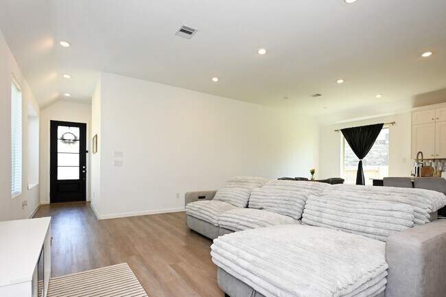 Building Photo - 3057 Pensacola Dr