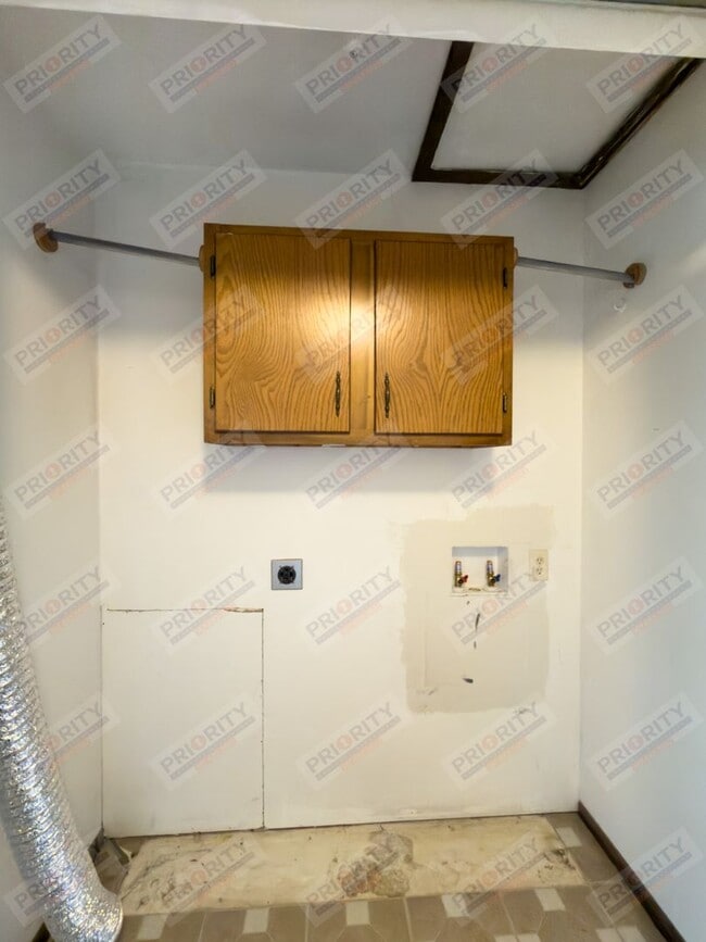 Building Photo - Townhome with a garage