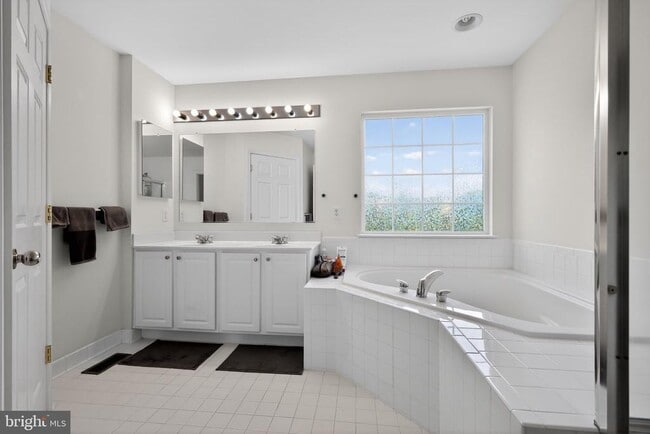 Building Photo - 1034 Meandering Way