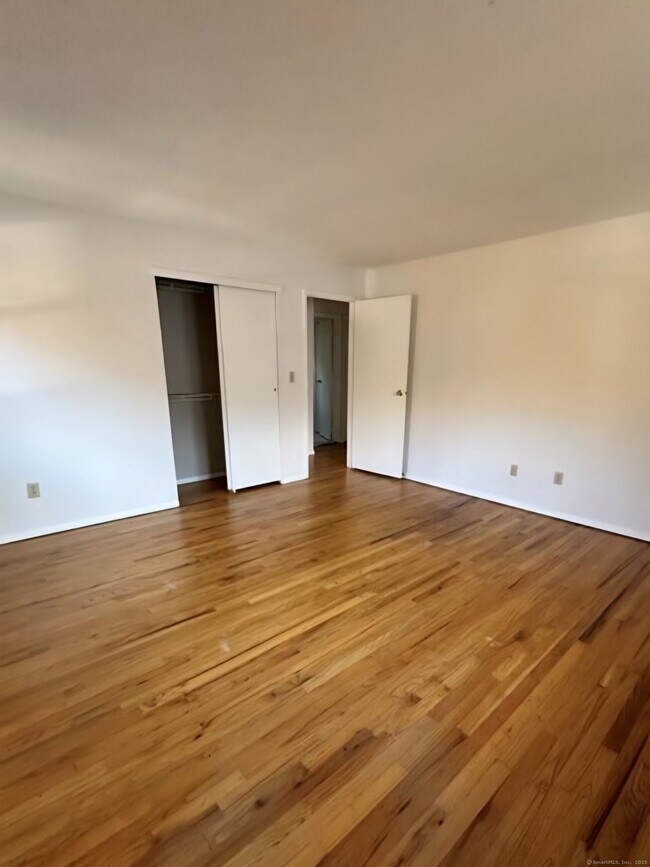 Building Photo - 482 Oak Ave