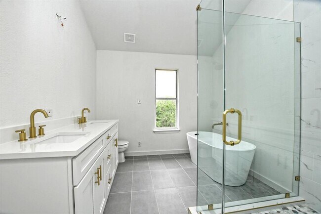 Building Photo - 17607 Klamath Falls Dr