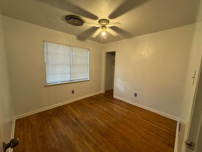 Building Photo - 2812 Live Oak Dr