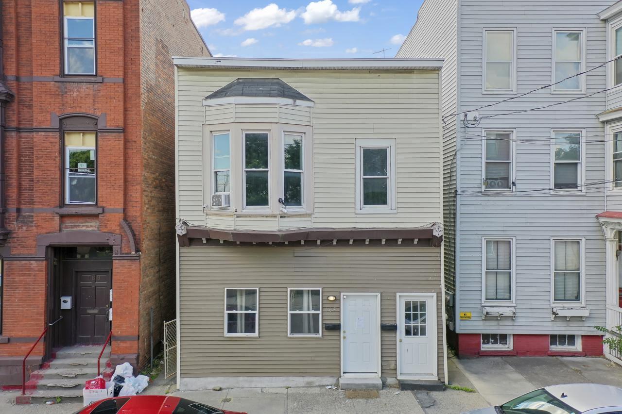 Building Photo - 167 Main St