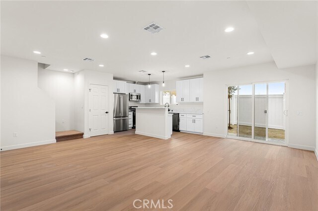 Building Photo - 902 S Hert St