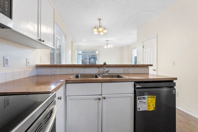 Building Photo - Large 3 bedroom 2.5 Bath Home available so...