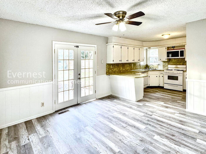 Building Photo - 1756 S Pine Ave