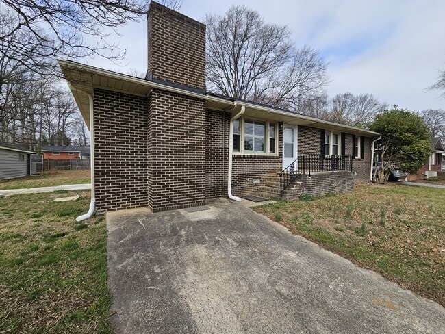 Building Photo - 3 Bristol Dr