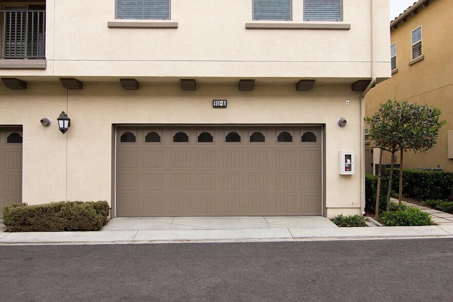 Building Photo - 951 N Sunrise Ln