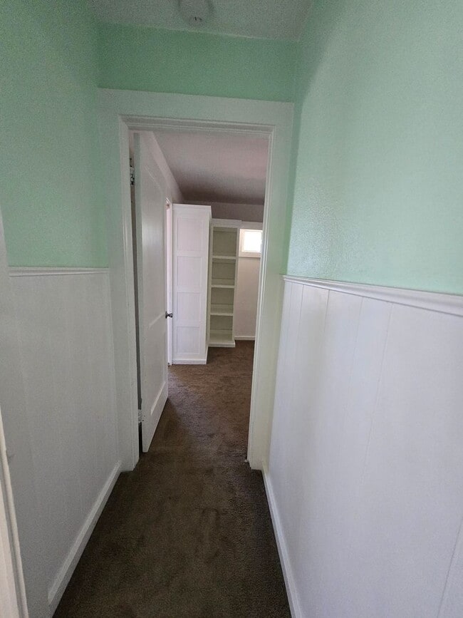 Building Photo - Cute 2 Story Home