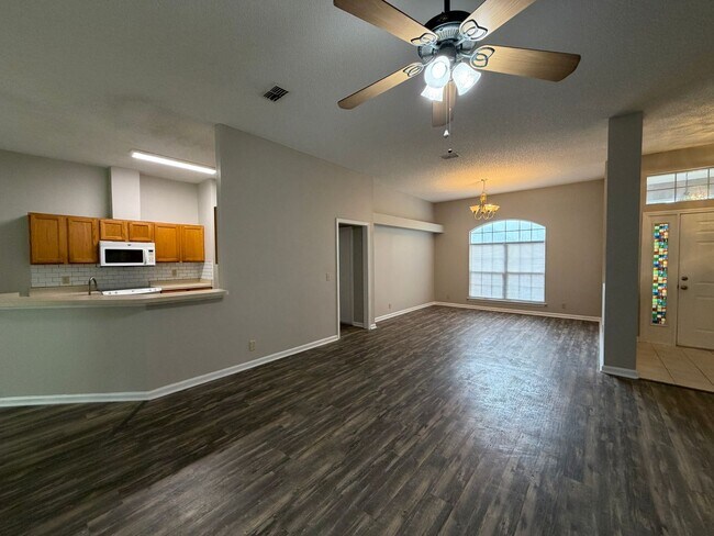 Building Photo - 401 Wild Grape Dr