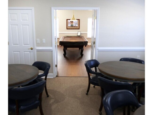 Building Photo - 3204 Village Ln