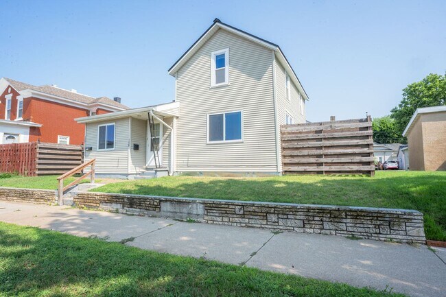 Building Photo - 1227 Green Bay St