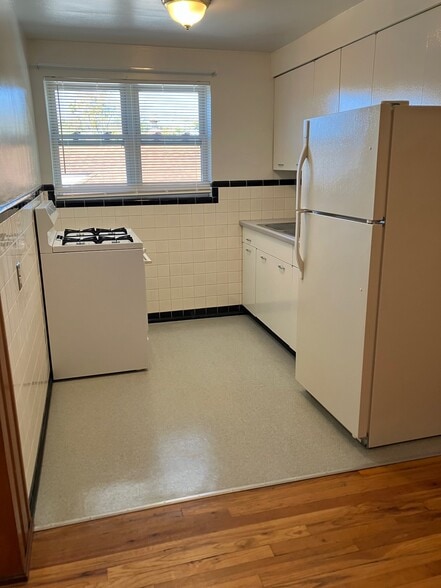 kitchen - 4322 Schenck Ave