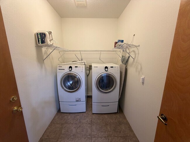 Building Photo - 3-Bedroom House!