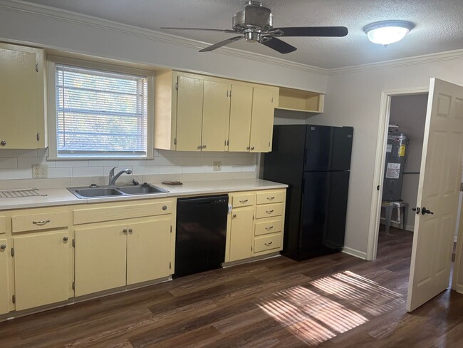 Building Photo - SG-613