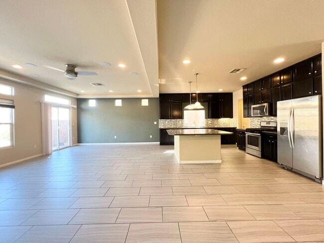 Building Photo - Beautiful 2 story single house