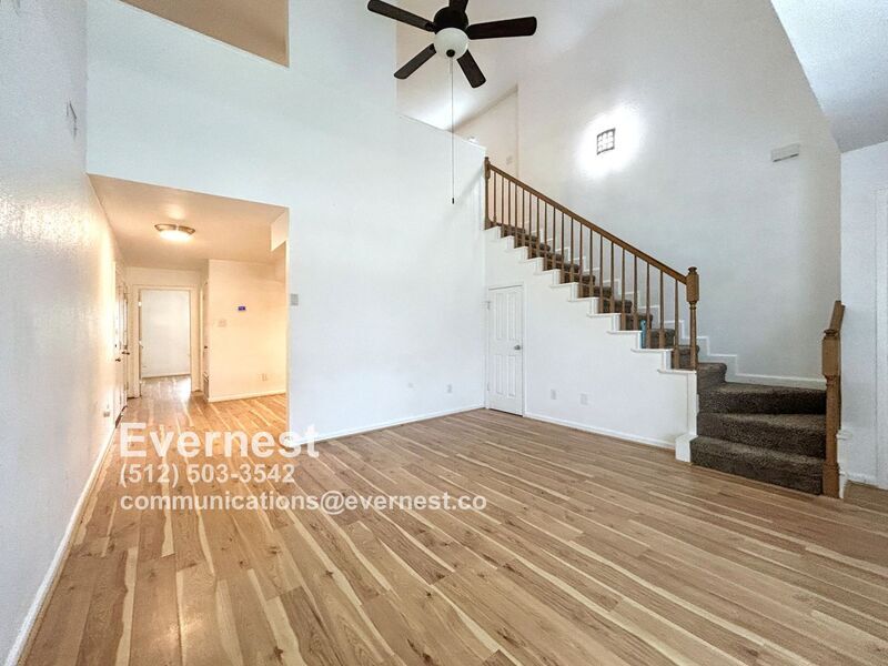 Building Photo - 707 Valley View Dr
