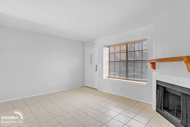 Building Photo - Bright 2Bdm 2.5Ba Townhome at Villa de Paz!