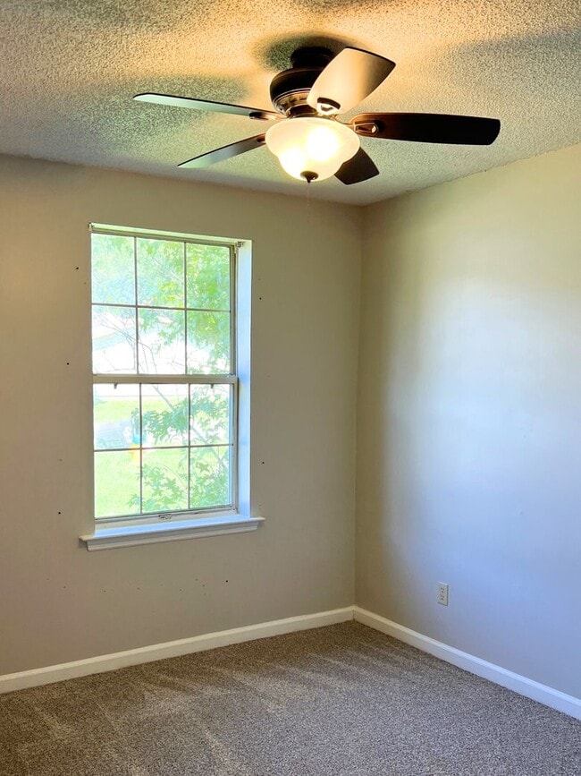 Building Photo - 410 Admiral's Walk Dr