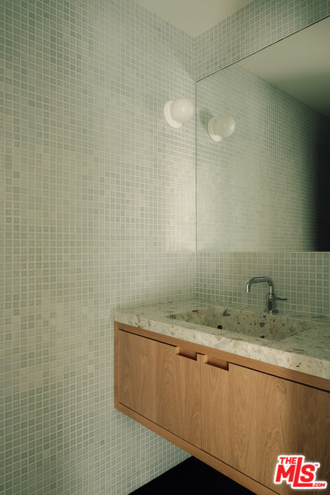 Building Photo - 914 Bienveneda Ave