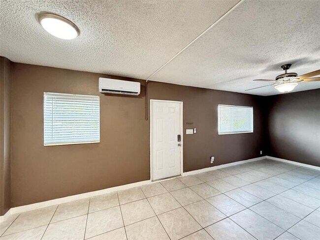 Building Photo - 530 NE 34th Ct