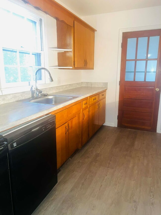 Building Photo - 117 Riverside Dr