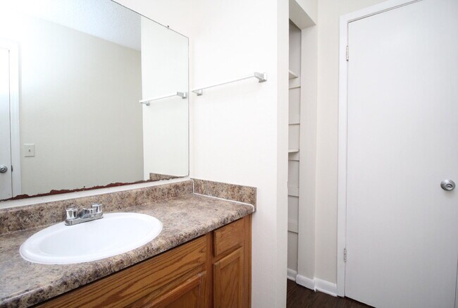 Building Photo - 2BR/1BA Apartment with Wood-Look Flooring,...