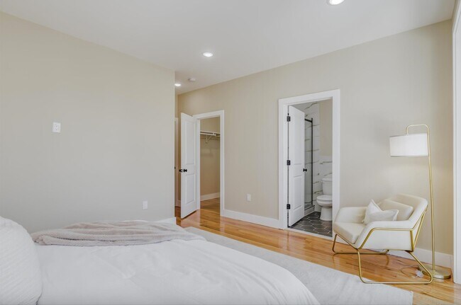 Building Photo - 275 Pearsall Ave