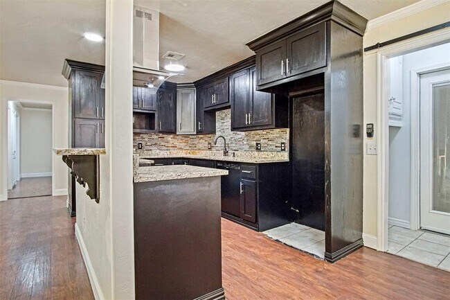 Building Photo - 625 Hawthorne Pl