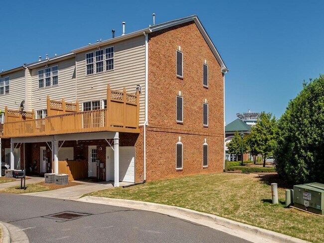 Building Photo - Ballantyne 3 Bedroom Townhome-Perfect Loca...
