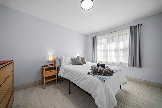 Building Photo - 1202 SW B St