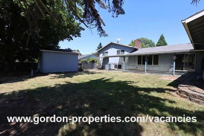 Building Photo - SE Molt St - Milwaukie mid-century split l...