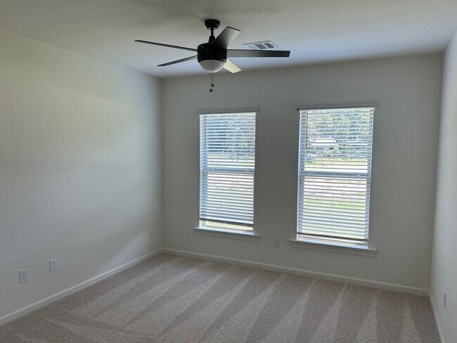 Building Photo - 41366 Rosewood Ln