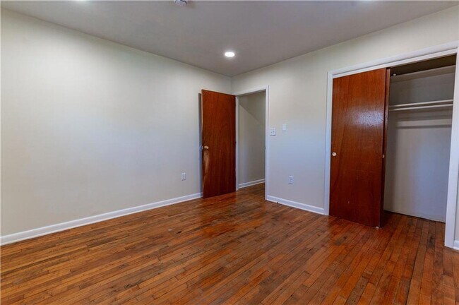 Building Photo - 6350 Robin Ln