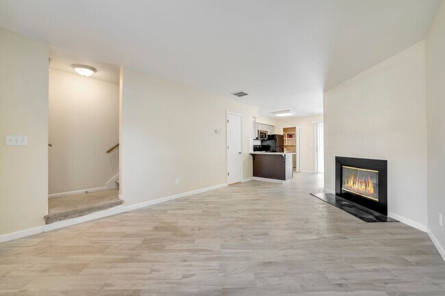 Building Photo - Available April! Convenient 2 BR/2.5BA Townhome