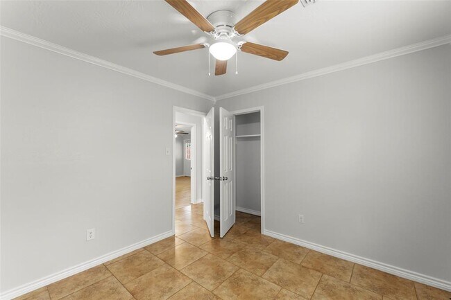 Building Photo - 519 Guyer St