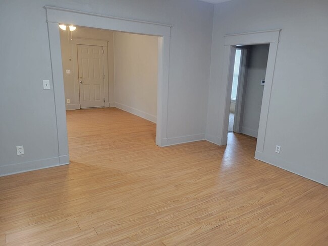 Building Photo - 2 Bedroom 1 Bath House $895!