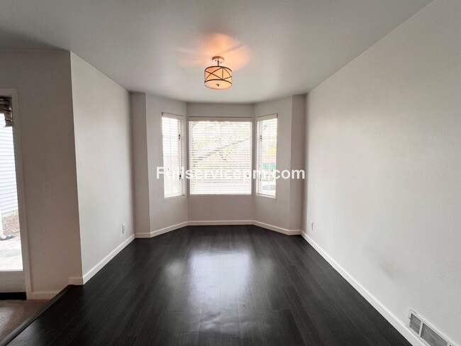 Building Photo - Stylish and Updated Newport Crest Condo
