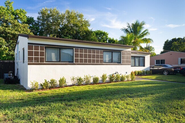 Building Photo - 1000 NW 198th St
