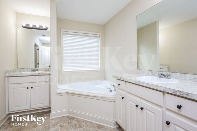 Building Photo - 603 Embassy Walk