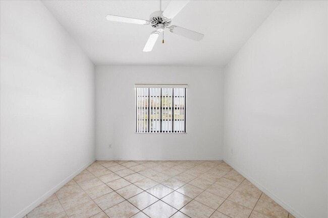 Building Photo - 1902 SE Gaskins Cir