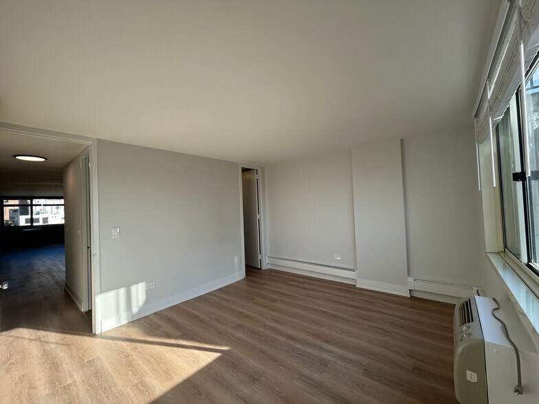 Building Photo - 1350 N Dearborn St