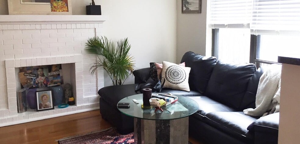 Building Photo - 717 W Roscoe St