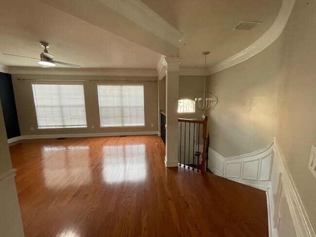 Building Photo - Midtowne