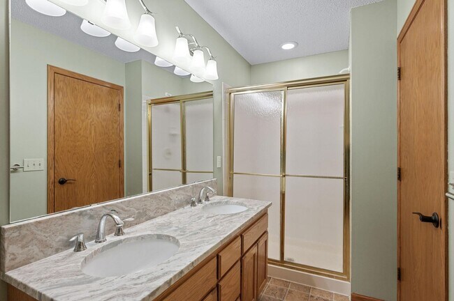 Building Photo - rare woodbury upgraded 3 bedroom end unit townhouse!! One level living!