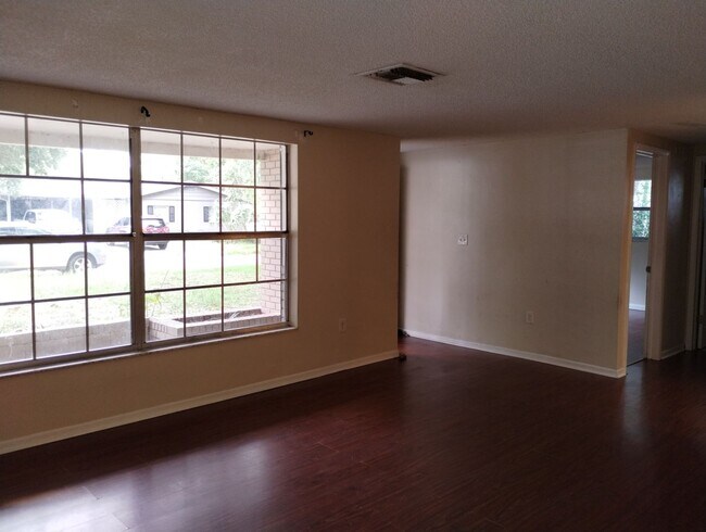 Building Photo - Spacious 3 Bedroom, 2 Bathroom Home for Rent in New Port Richey!